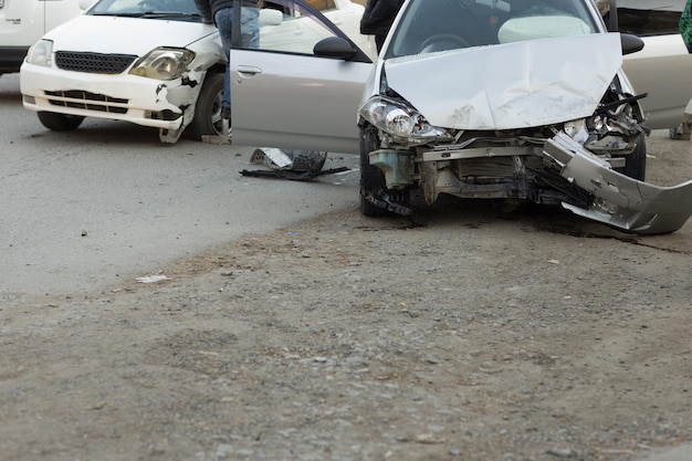 Accident de voiture accident dommage épave véhicule dans la circulation urbaine