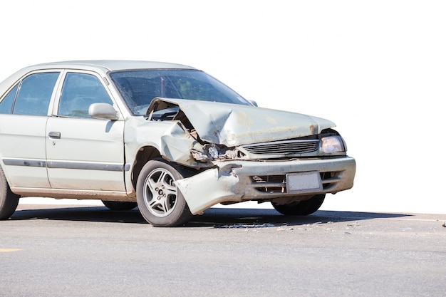 Photo accident de voiture accident sur la rue, les automobiles endommagées après une collision dans la ville