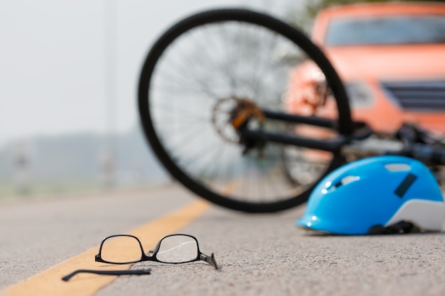 Accident de voiture accident avec vélo sur route parce conduite en état d'ébriété