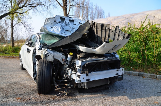 Accident de voiture blanche