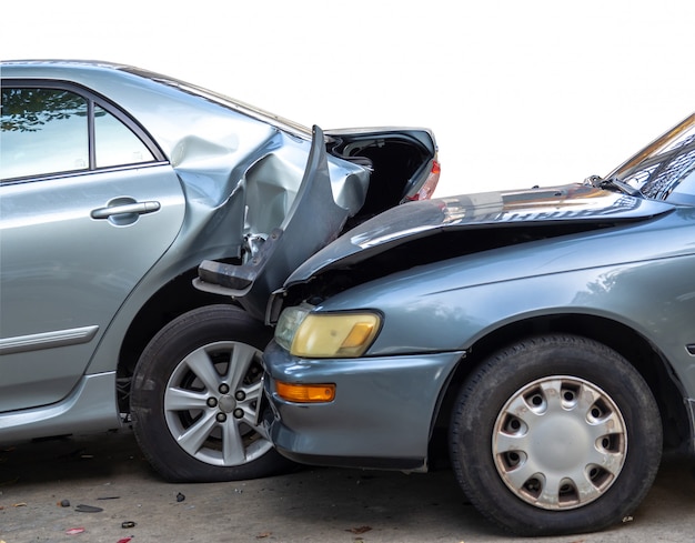 Accident de voiture dans la rue avec des épaves et des automobiles endommagées.