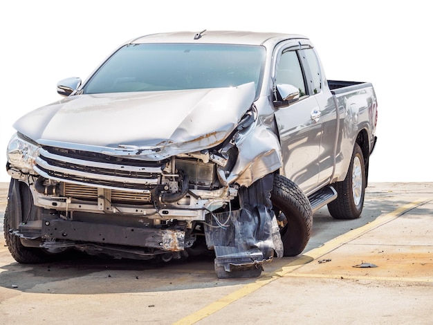 accident de voiture isolé sur fond blanc