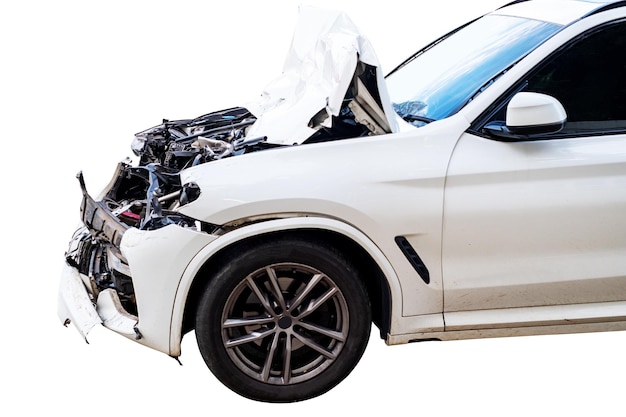 Accident de voiture Vue avant et latérale d'une voiture blanche endommagée par accident sur la route Des voitures endommagées après la collision Isolées sur fond blanc avec voie de coupe Accident de voitures cassé