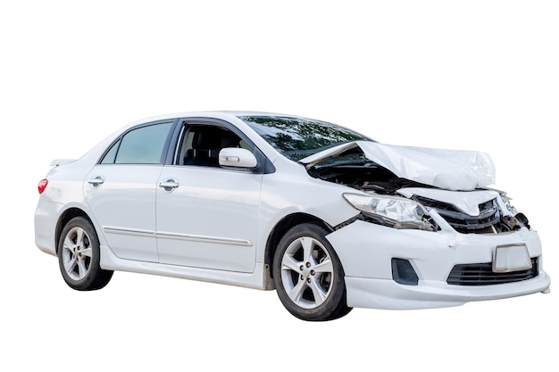 Accident de voiture Vue latérale d'une berline blanche endommagée par accident sur la route Des voitures endommagées après la collision isolées sur un fond blanc avec un chemin de coupe Élément de conception graphique du pare-chocs d'accident de voiture