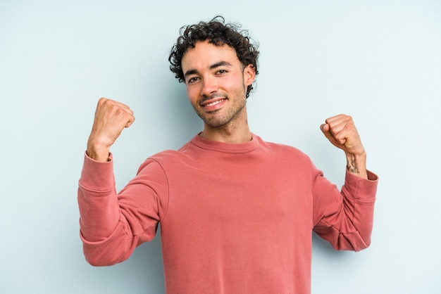 Acclamant le concept de victoire insouciant et excité