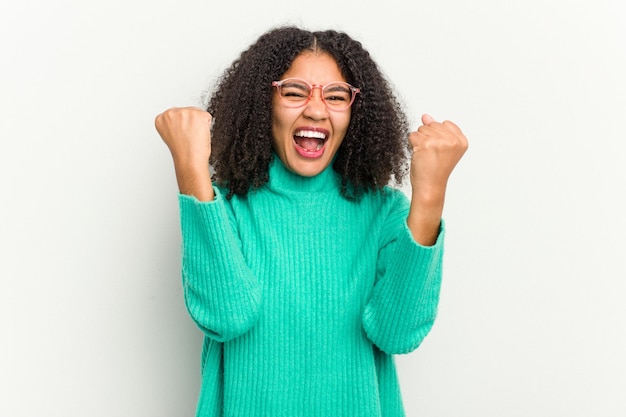 Acclamant le concept de victoire insouciant et excité