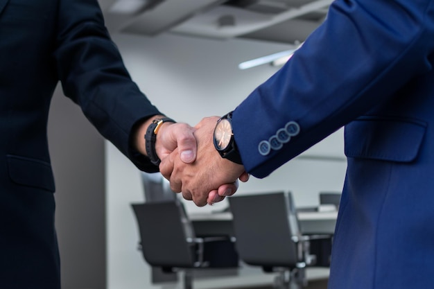 Photo accord d'affaires réussi contrat de traite homme d'affaires poignée de main de près main paume avec flou ci