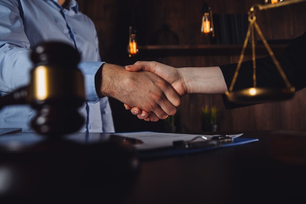 Accord juridique en cabinet d'avocat. Homme et femme après consultation.