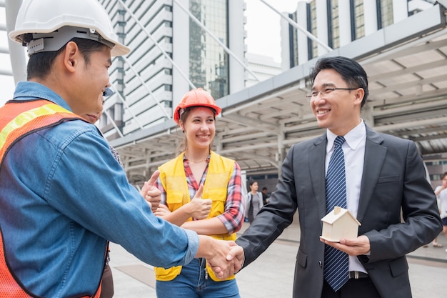 Accord De Poignée De Main De Groupe D'ingénieur Avec L'homme D'affaires Pour La Construction Résidentielle De Projet