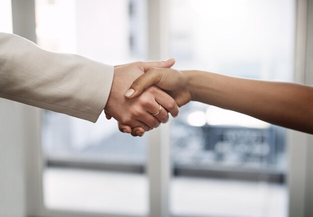 Photo accord de poignée de main et mains d'hommes d'affaires au bureau pour la collaboration et le succès du partenariat recrutement de l'équipe d'entreprise et femmes se serrant la main pour remercier l'accueil et l'intégration