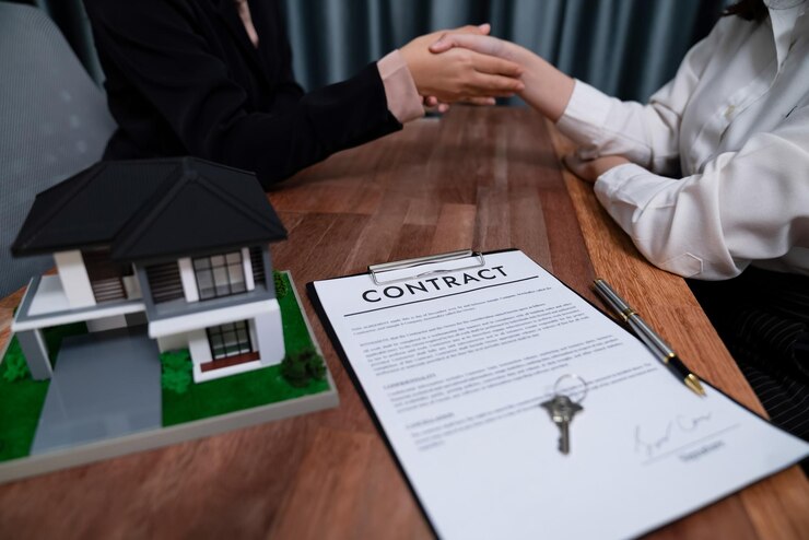 Photo accord de prêt immobilier réussi scellé par une poignée de main