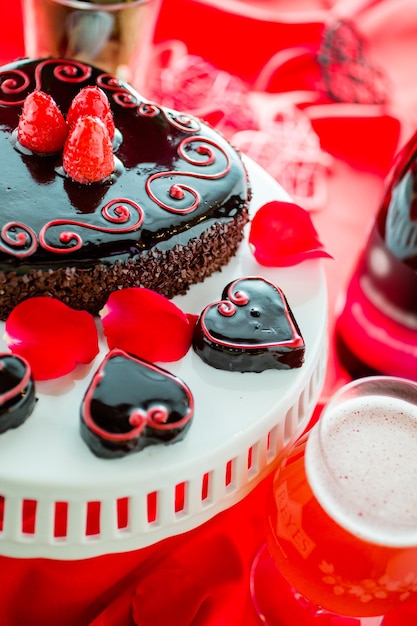 Accords bières au chocolat et vins. Gâteau sans farine Raspbeverly avec de la bière Funkwers aux framboises pour la Saint-Valentin.