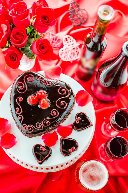 Accords bières au chocolat et vins. Gâteau sans farine Raspbeverly avec du vin Zinfandel et de la bière Funkwers Framboise pour la Saint-Valentin.