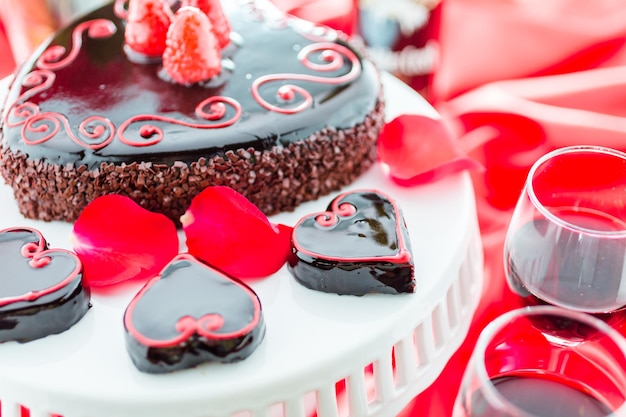 Accords bières au chocolat et vins. Gâteau sans farine Raspbeverly avec du vin Zinfandel pour la Saint-Valentin.