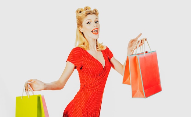 Accro au shopping ou concept de vente Femme pin-up sacs à provisions Jolie dame avec packs