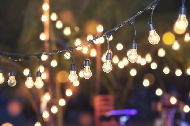 Accrocher des lumières décoratives pour une fête de mariage