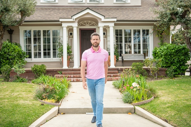 Accueil assurer. promotion de l'assurance des biens. un courtier réussi fait une offre. assureur hypothécaire. directeur des ventes américain. agent immobilier à la maison à vendre. agent immobilier marche en plein air. louer ou acheter une nouvelle maison.