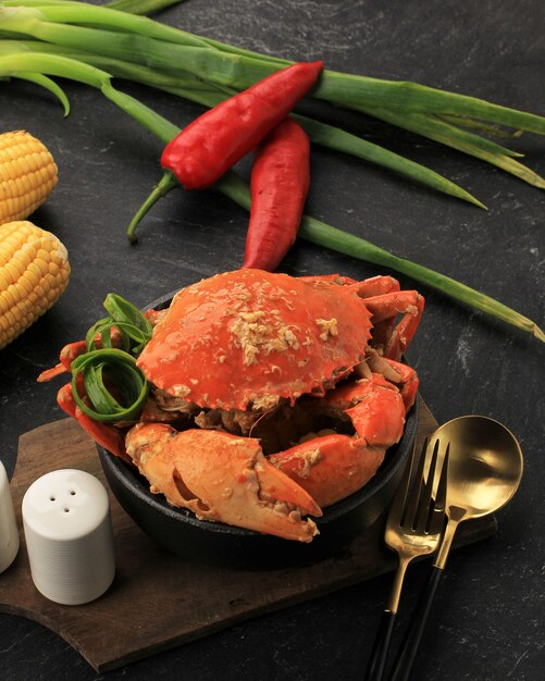 Accueil Cuisiner le crabe au beurre à l'ail sur un bol noir