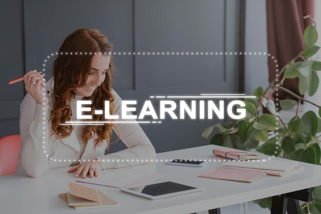 Photo accueil e-learning éducation en ligne étude à distance développement des compétences numériques étudiante curieuse regardant une leçon vidéo sur une tablette dans une classe virtuelle intérieur de travail confortable