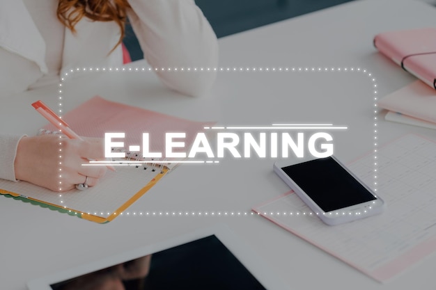 Accueil elearning enseignement à distance étude à distance cours en ligne méconnaissable étudiante travaillant