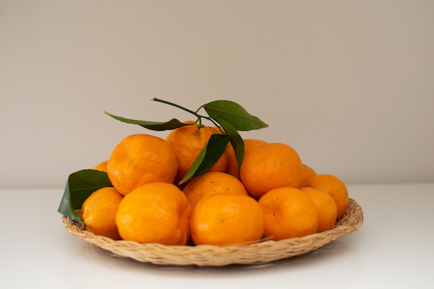 Accueil jardin mandarines fraîches sur le panier tissé