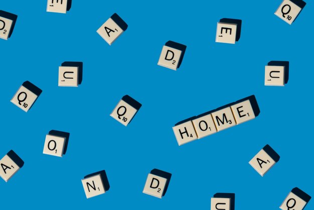 Photo accueil mot et lettres du jeu de scrabble sur fond bleu