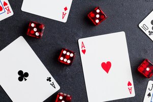 Photo ace cartes à jouer avec des dés rouges concept de paris et de jeux de casino