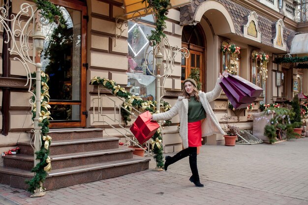 Achat de biens et de cadeaux shopping pour la famille concept de vente de Noël Femme tenant un sac de shopping de Noël cadeau grande remise