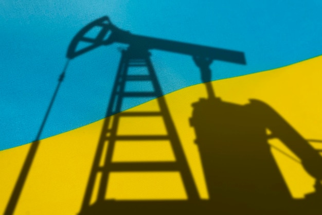 Achat de pétrole en Ukraine Plates-formes pétrolières sur le fond du drapeau ukrainien Commerce des importations minières et pétrolières sur le marché mondial du carburant Industrie du carburant