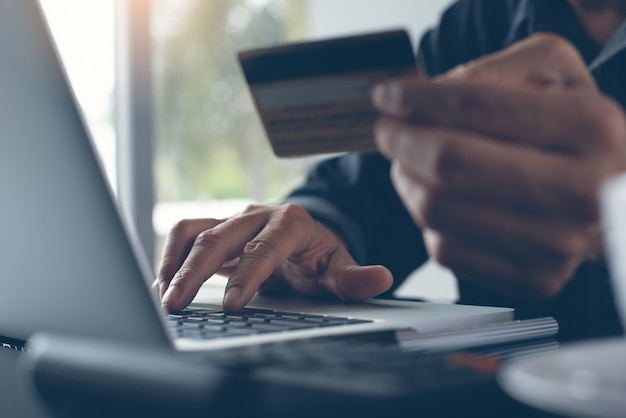 Les Achats En Ligne De L'homme Et Effectuer Le Paiement Sur Internet Via Un Ordinateur Portable