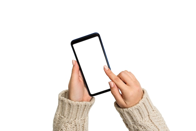Achats en ligne de Noël. mains féminines en pull Téléphone mobile à écran tactile. Femme tapant sur téléphone mobile isolé sur fond blanc.