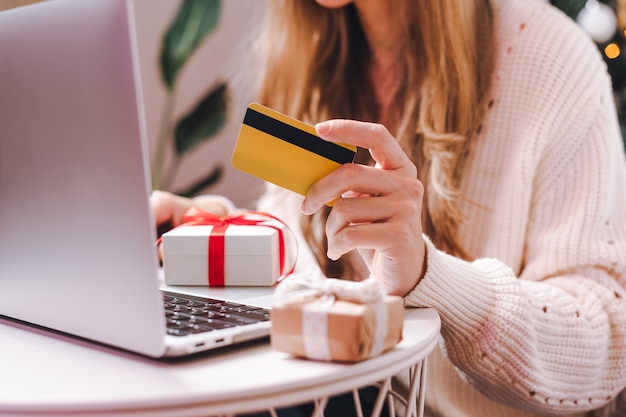 Achats en ligne pendant les vacances avec carte de crédit et ordinateur portable.