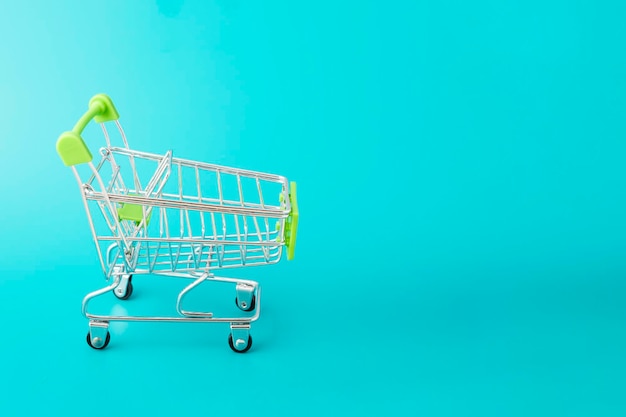 Achats en ligne via internet Panier chariot de supermarché sur fond vert