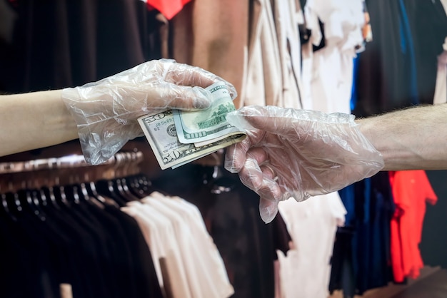 En achetant des vêtements dans le magasin, l'acheteur paie de l'argent pour l'achat