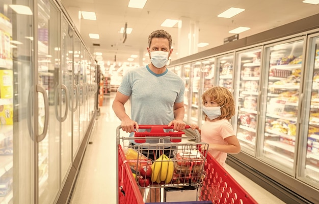 Acheter de la nourriture au supermarché consommation bonne journée en famille