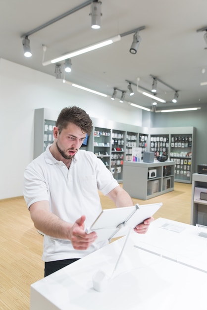 L'acheteur choisit une tablette PC dans un magasin de technologies d'éclairage