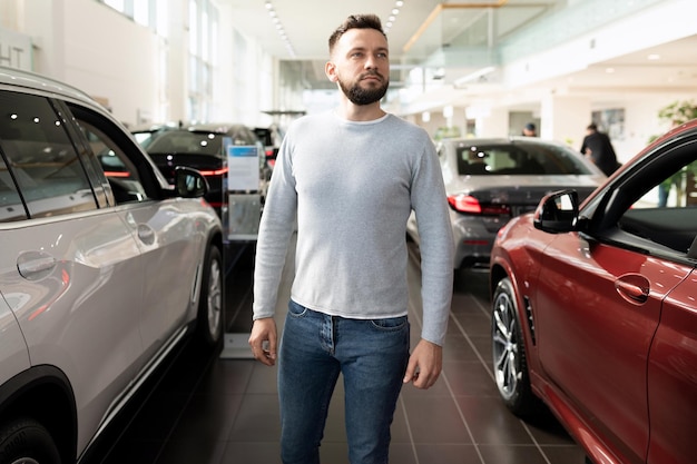 L'acheteur dans un concessionnaire automobile choisit une nouvelle voiture