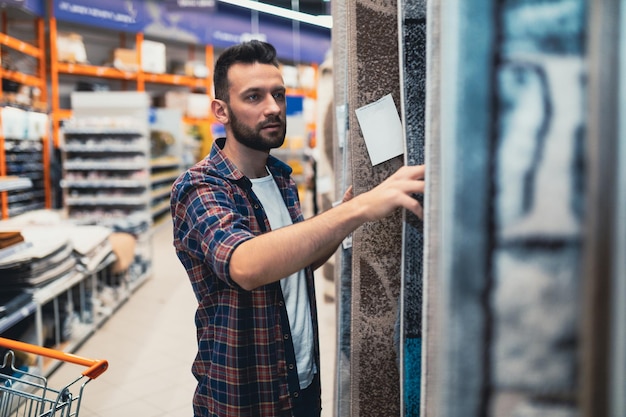 L'acheteur dans le magasin choisit un tapis