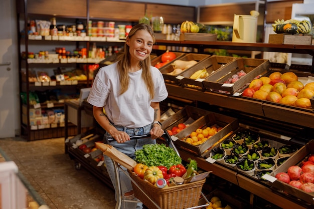 Un acheteur joyeux apprécie le marché animé et coloré des produits frais, rempli de vendeurs locaux.