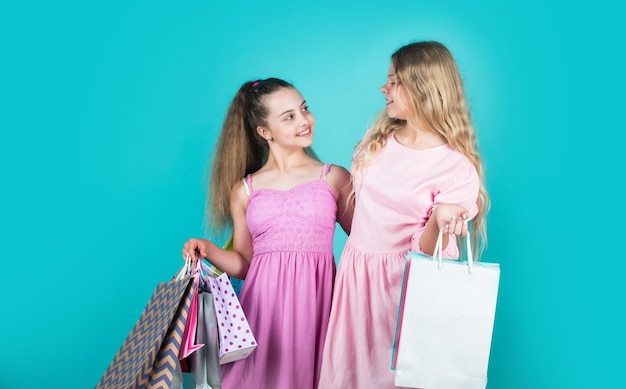 Achetez des cadeaux et des cadeaux pour les enfants accros du shopping de vacances avec des forfaits d'achat des enfants heureux faire du shopping le concept du vendredi noir les enfants sur cyber lundi grande vente adolescente tenir des sacs en papier