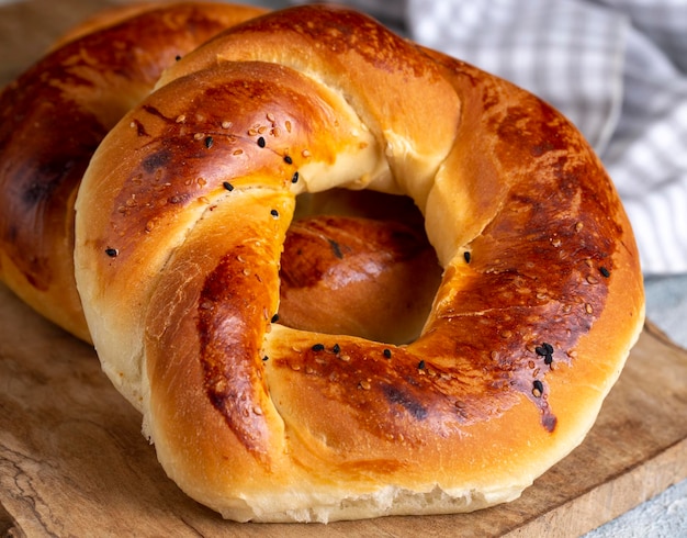 Photo acma de boulangerie turque frais sur la planche à couper