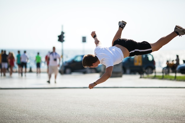 Acrobaties urbaines avec saut périlleux