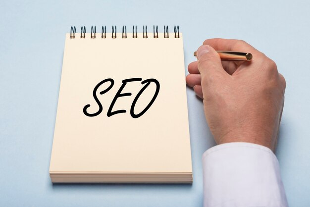 Acronyme SEO, optimisation des moteurs de recherche pour la promotion des entreprises.