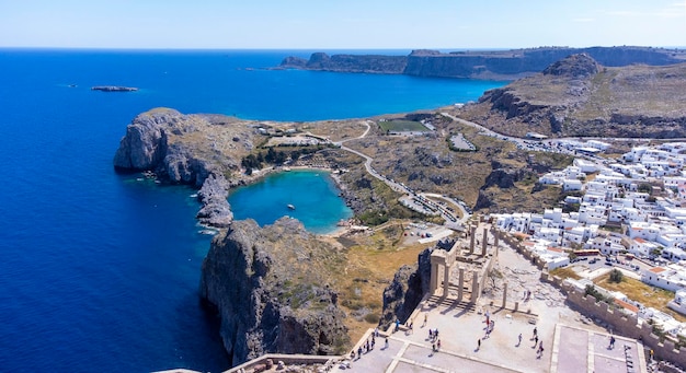 Photo l'acropole de lindos sur l'île de rhodes en grèce la plage de saint-paul et l'acropole de lindos vue panoramique aérienne