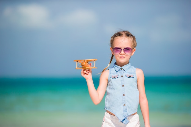 Actif Petite Fille Sur La Plage Blanche S'amuser. Closeup Kid Fond La Mer