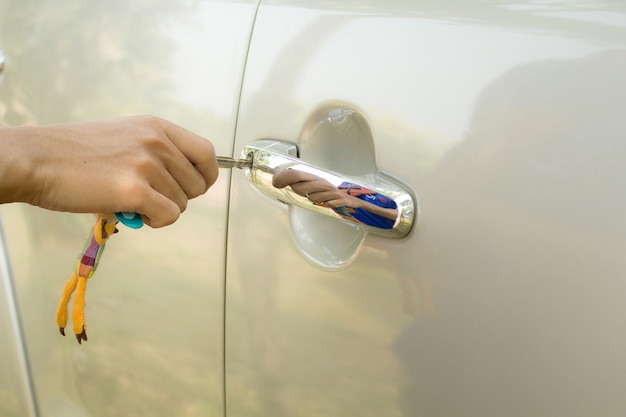 Action de la porte de la voiture ouverte.