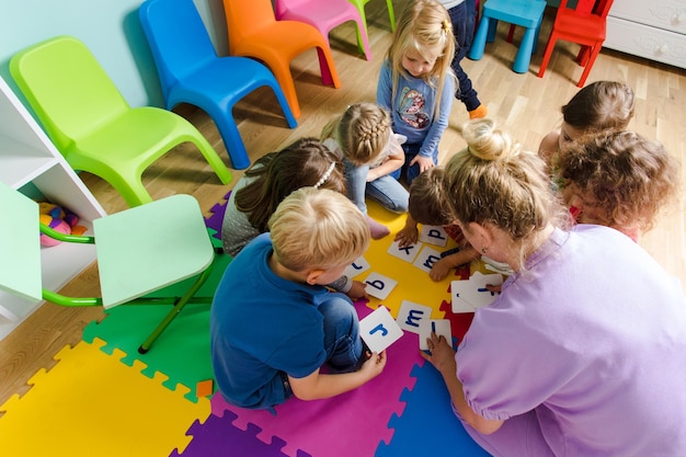 Activité éducative de groupe à la maternelle ou à la garderie