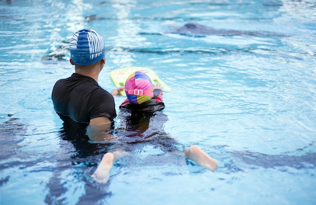 Activité de l&#39;entraîneur de natation dans la piscine