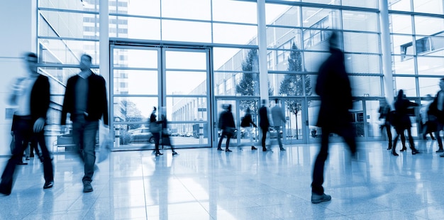 activité des gens d'affaires dans un hall d'exposition