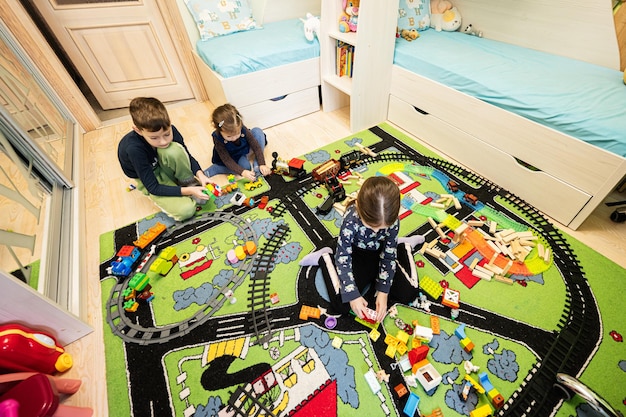 Activité de loisirs pour enfants Jeu créatif Les enfants jouent à la maison avec un train jouet